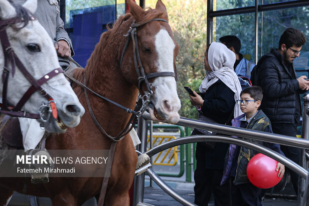 رژه سربازان هخامنشی در خیابان انقلاب تهران