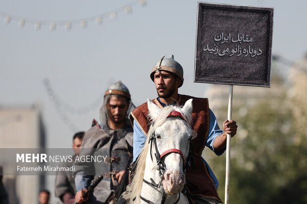رژه سربازان هخامنشی در خیابان انقلاب تهران