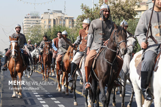 رژه سربازان هخامنشی در خیابان انقلاب تهران