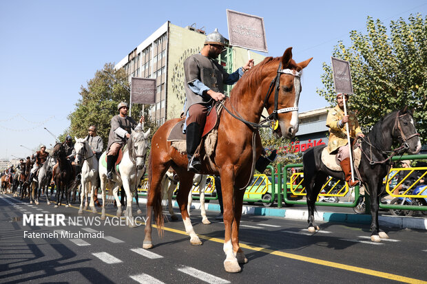 رژه سربازان هخامنشی در خیابان انقلاب تهران