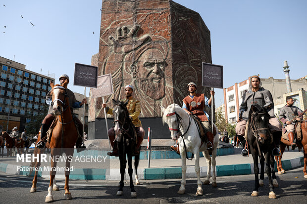 رژه سربازان هخامنشی در خیابان انقلاب تهران