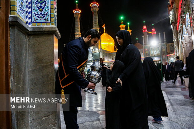 حال و هوای حرم بانوی کرامت در شب شهادت حضرت زهرا(س)