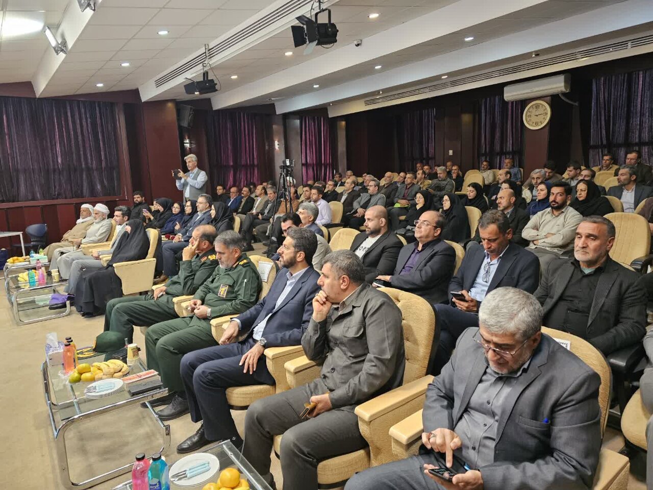 برگزاری آیین معرفی و بررسی کتاب «همسفر آتش و برف» در سنندج