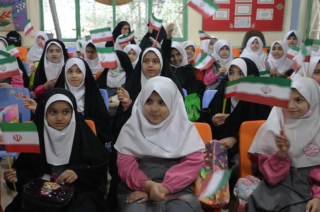 ویژه برنامه «به رنگ مدرسه، به عطر دانایی» در رشت برگزار شد