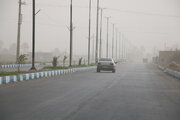 محورهای شرق و شمال استان اصفهان گرد و خاکی است