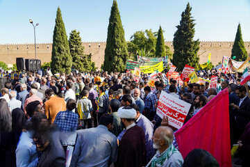 اجتماع مردمی یوم الله ۱۳ آبان در شیراز آغاز شد