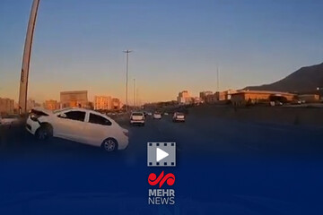 لحظه انحراف به چپ یک خودرو در اتوبان کرج