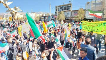 بالصور.. استعراض الصواريخ وأجهزة الطرد المركزي الإيرانية في مسيرات اليوم