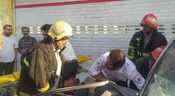 مومنی: برخورد شدید پراید با تیر برق در رشت؛ راننده نجات یافت