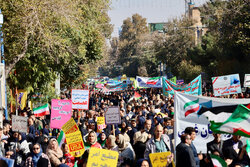 نمایش اقتدار و شعور استکبارستیزی آذری ها؛دانش آموزان: پای انقلاب هستیم
