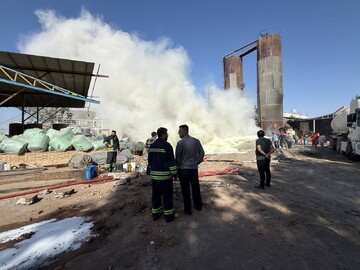 ادامه روند اطفای حریق در پالایشگاه نفت ایوانکی؛ یک کارگر مفقود است