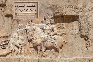 رونمایی از مجسمه «زانوزنندگان در برابر ایران»