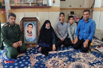 تجلیل از خانواده شهید دانش آموز رضا امینی در بهمئی