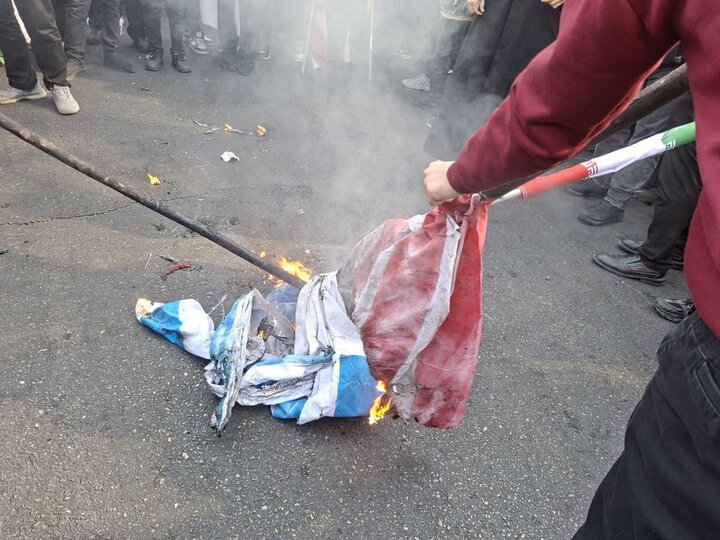 حرق العلمين الأمريكي والإسرائيلي في مسيرة 4 نوفمبر