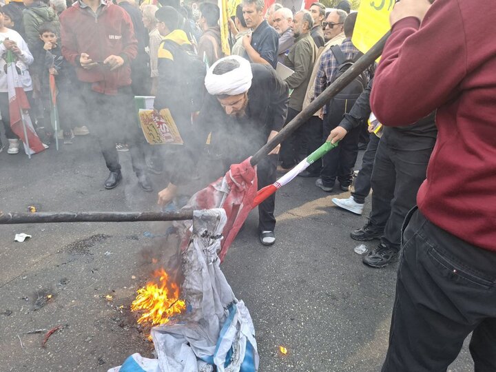 حرق العلمين الأمريكي والإسرائيلي في مسيرة 4 نوفمبر