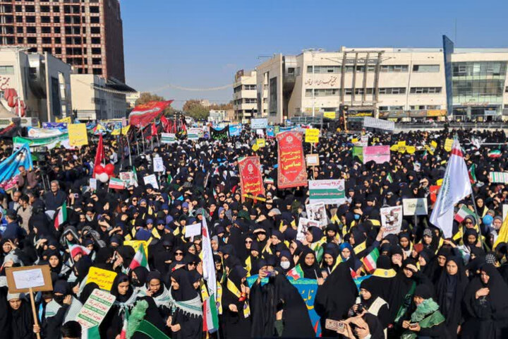 رجزخوانی دانش آموزان مشهدی در یوم الله ۱۳ آبان