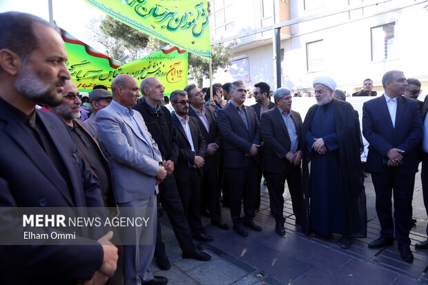 حضور مردم سنندج در راهپیمایی ۱۳ آبان