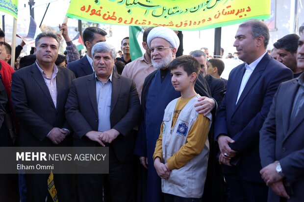 حضور مردم سنندج در راهپیمایی ۱۳ آبان