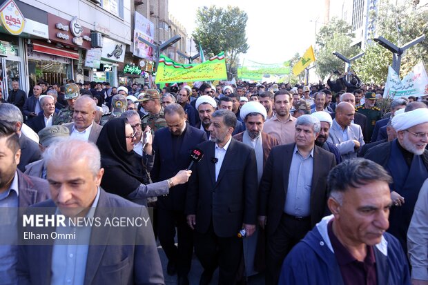 حضور مردم سنندج در راهپیمایی ۱۳ آبان