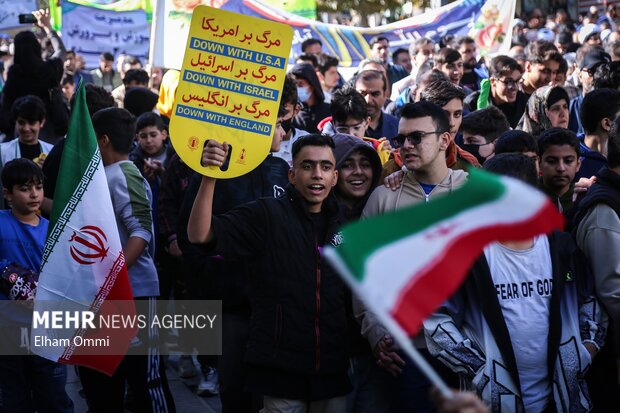 حضور مردم سنندج در راهپیمایی ۱۳ آبان