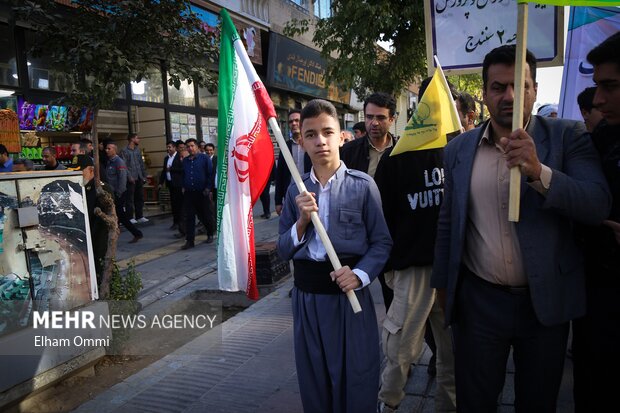 حضور مردم سنندج در راهپیمایی ۱۳ آبان