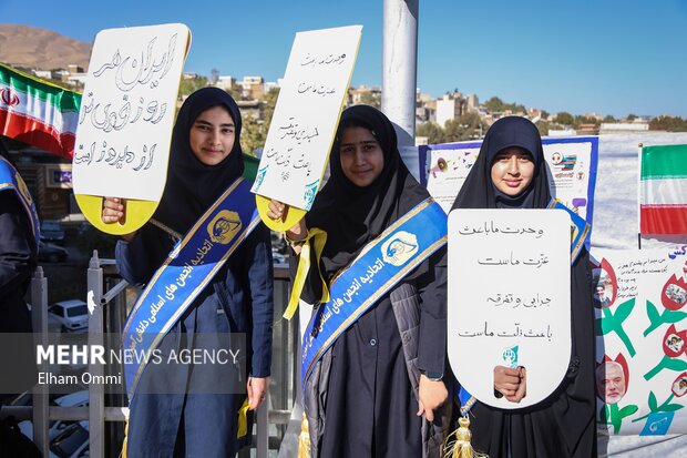 حضور مردم سنندج در راهپیمایی ۱۳ آبان