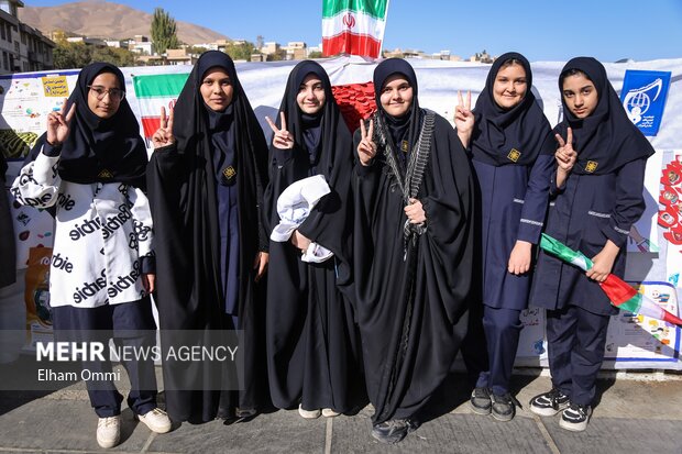 حضور مردم سنندج در راهپیمایی ۱۳ آبان