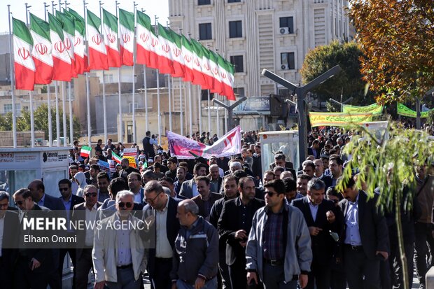 حضور مردم سنندج در راهپیمایی ۱۳ آبان