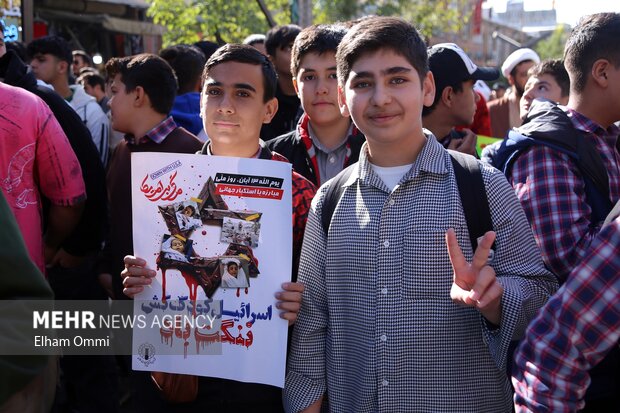 حضور مردم سنندج در راهپیمایی ۱۳ آبان