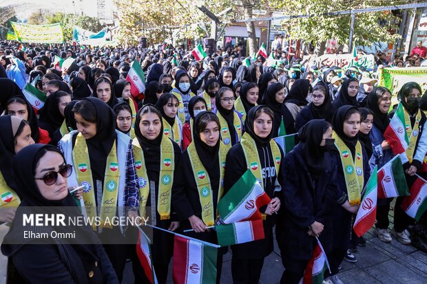 حضور مردم سنندج در راهپیمایی ۱۳ آبان