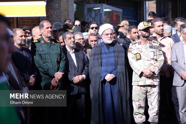 حضور مردم سنندج در راهپیمایی ۱۳ آبان