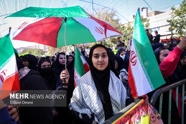 حضور مردم سنندج در راهپیمایی ۱۳ آبان