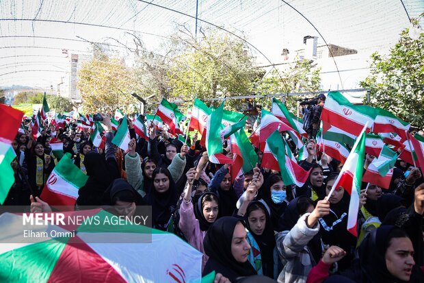 حضور مردم سنندج در راهپیمایی ۱۳ آبان