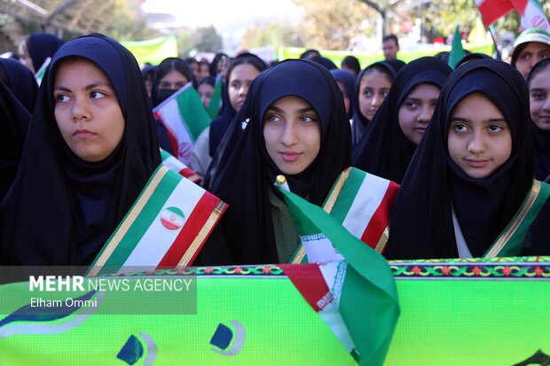 حضور مردم سنندج در راهپیمایی ۱۳ آبان