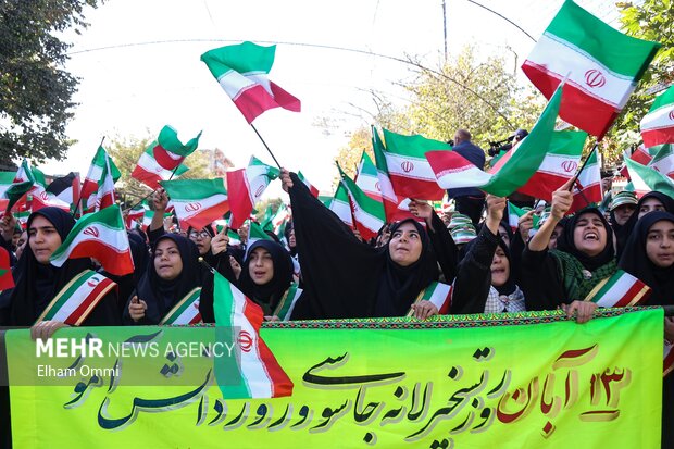 حضور مردم سنندج در راهپیمایی ۱۳ آبان