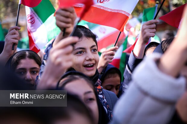 حضور مردم سنندج در راهپیمایی ۱۳ آبان