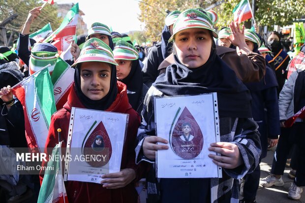 حضور مردم سنندج در راهپیمایی ۱۳ آبان