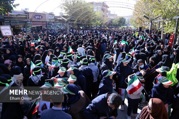 حضور مردم سنندج در راهپیمایی ۱۳ آبان