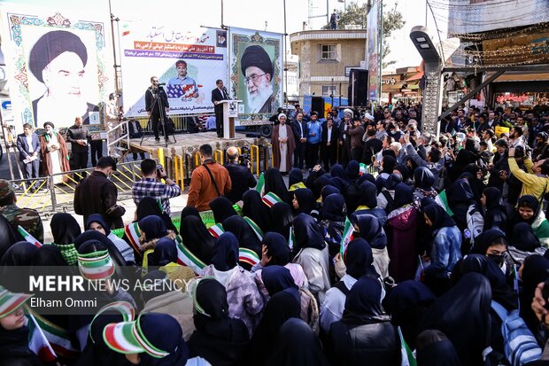حضور مردم سنندج در راهپیمایی ۱۳ آبان