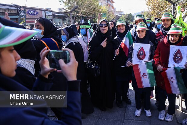 حضور مردم سنندج در راهپیمایی ۱۳ آبان
