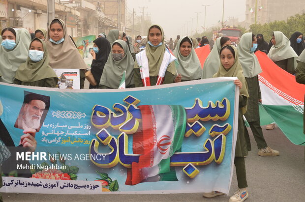 برگزاری راهپیمایی پرشور ۱۳ آبان با وجود آلودگی هوا در رودان