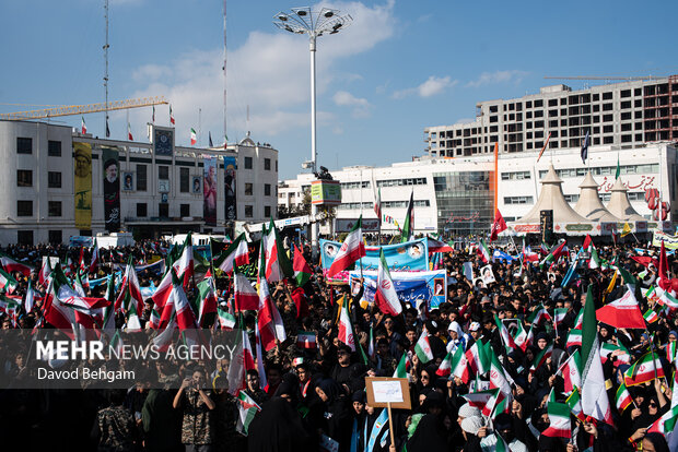 حضورپرشور دانش آموزان مشهدی در یوم الله 13 آبان