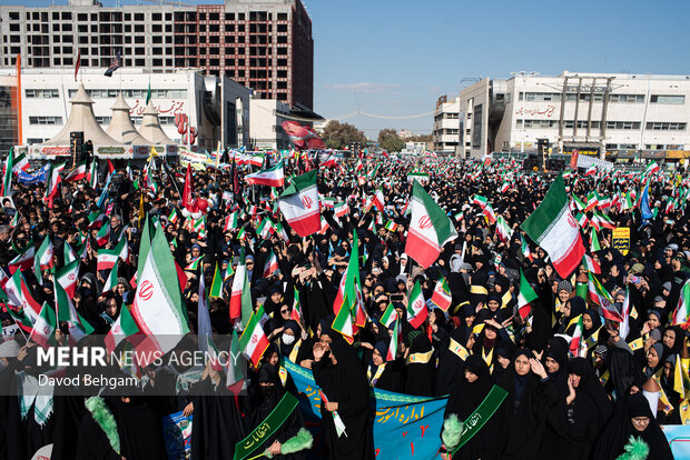 حضورپرشور دانش آموزان مشهدی در یوم الله 13 آبان