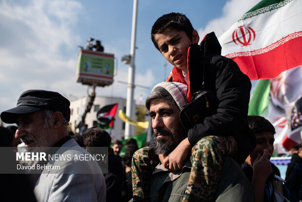 حضورپرشور دانش آموزان مشهدی در یوم الله 13 آبان