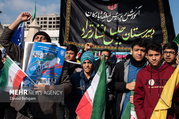 حضورپرشور دانش آموزان مشهدی در یوم الله 13 آبان