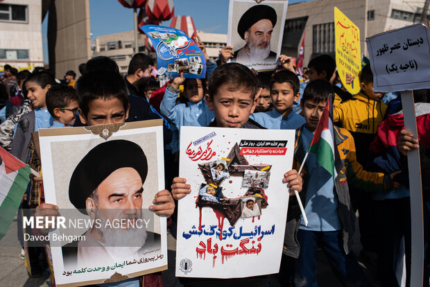 حضورپرشور دانش آموزان مشهدی در یوم الله 13 آبان