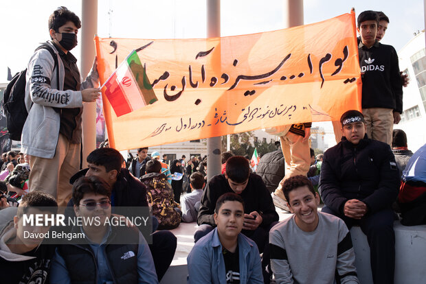 حضورپرشور دانش آموزان مشهدی در یوم الله 13 آبان