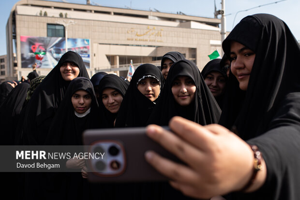 حضورپرشور دانش آموزان مشهدی در یوم الله 13 آبان