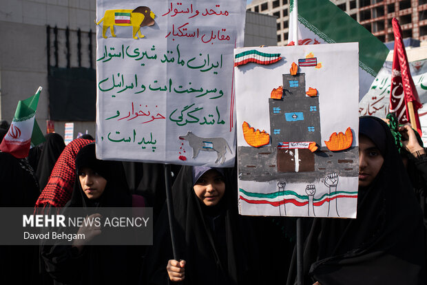 حضورپرشور دانش آموزان مشهدی در یوم الله 13 آبان