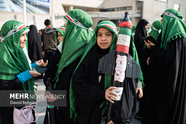 حضورپرشور دانش آموزان مشهدی در یوم الله 13 آبان